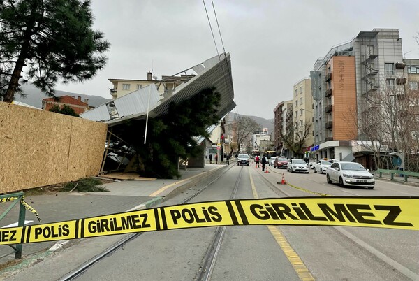 Τουρκία: Ισχυρές καταιγίδες με έξι νεκρούς - Χάος στους δρόμους με πτώσεις οροφών και παράσυρση ανθρώπων 