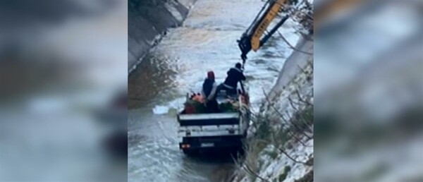 Κηφισός: Φορτηγό έπεσε από γέφυρα στο ρέμα 