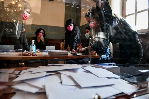 Εκλογές στο ΚΙΝΑΛ: Μεγάλη συμμετοχή από τους πολίτες- Τα μηνύματα των υποψηφίων