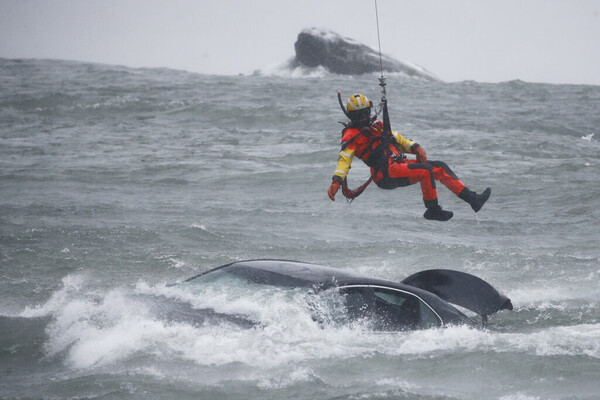 Woman’s body pulled from submerged car in dramatic recovery at Niagara Falls’ edge