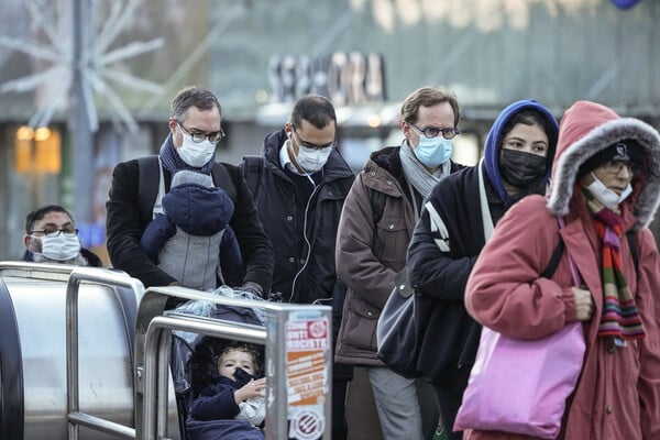 Γαλλία: Γυναίκα με πλαστό πιστοποιητικό εμβολιασμού πέθανε στη ΜΕΘ- Υπό έρευνα 400 «δίκτυα»