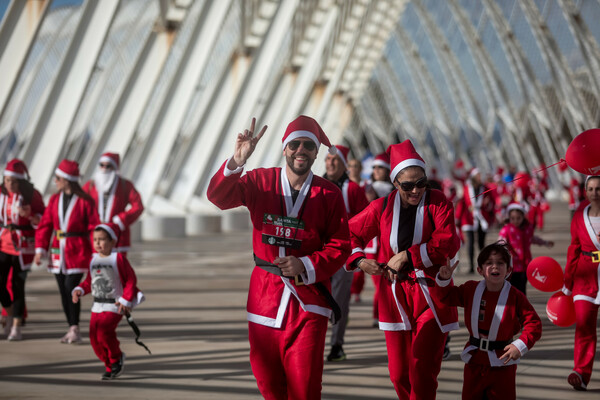 Santa Run! Μικροί και μεγάλοι Άγιοι Βασίληδες έτρεξαν στο ΟΑΚΑ