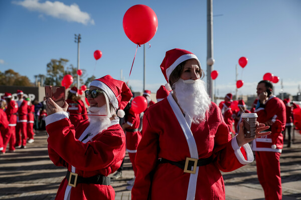 Santa Run! Μικροί και μεγάλοι Άγιοι Βασίληδες έτρεξαν στο ΟΑΚΑ