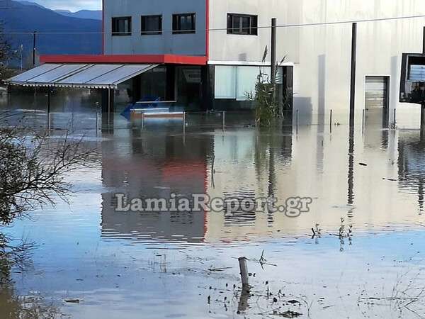 Κακοκαιρία: Απεγκλωβίζουν κατοίκους με βάρκες σε χωριό της Λαμίας -Ζημιές από την υπερχείλιση Αχέροντα και Λούρου