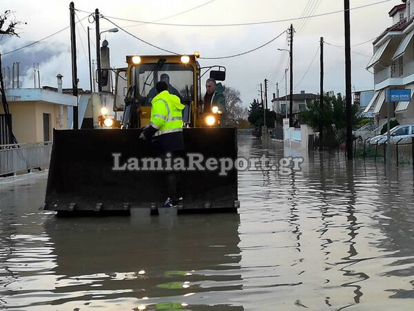 Κακοκαιρία: Απεγκλωβίζουν κατοίκους με βάρκες σε χωριό της Λαμίας -Ζημιές από την υπερχείλιση Αχέροντα και Λούρου