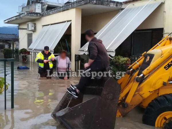 Κακοκαιρία: Απεγκλωβίζουν κατοίκους με βάρκες σε χωριό της Λαμίας -Ζημιές από την υπερχείλιση Αχέροντα και Λούρου