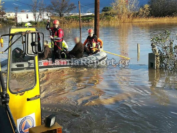 Κακοκαιρία: Απεγκλωβίζουν κατοίκους με βάρκες σε χωριό της Λαμίας -Ζημιές από την υπερχείλιση Αχέροντα και Λούρου