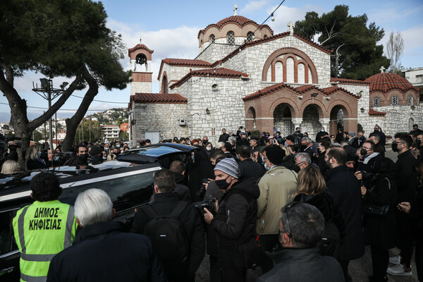 Κηδεία Γιώργου Τράγκα: To «τελευταίο αντίο» από συγγενείς και φίλους