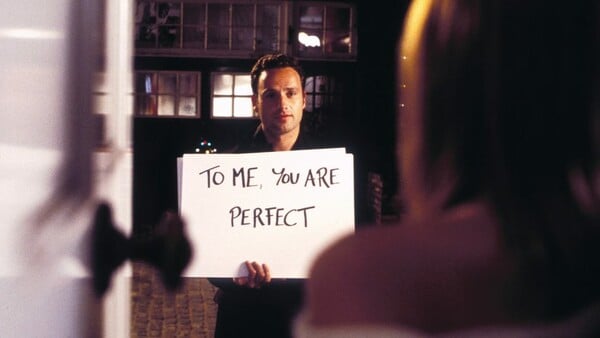 Love Actually: Το σπίτι όπου ο Μαρκ εκφράζει με τις τεράστιες κάρτες την αγάπη του στην Τζούλιετ πωλείται 