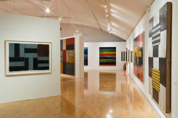 Sean Scully – Κοιτάζοντας πίσω και μέσα από τους «τοίχους» της αφαίρεσης 