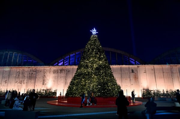 The Ellinikon Experience Park: Χριστουγεννιάτικοι στολισμοί, φώτα και πολύχρωμα σιντριβάνια 