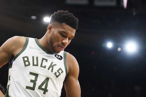 Bloomberg: Επαγγελματίες αθλητές σαν το «Greek Freak» κυνηγούν παραβάτες του trademark τους