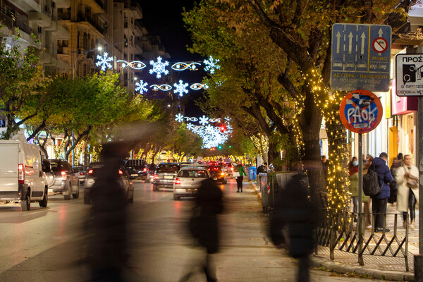 Πεζοί σε στολισμένο δρόμο της Θεσσαλονίκης