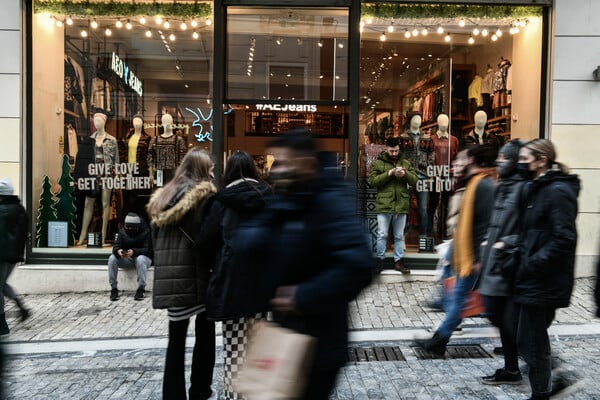 Εορταστικό ωράριο: Τι ώρα κλείνουν σήμερα τα καταστήματα