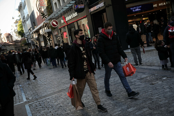 Οι Αθηναίοι βγήκαν για ψώνια: Κοσμοσυρροή στην Ερμού- Ουρές έξω από τα καταστήματα