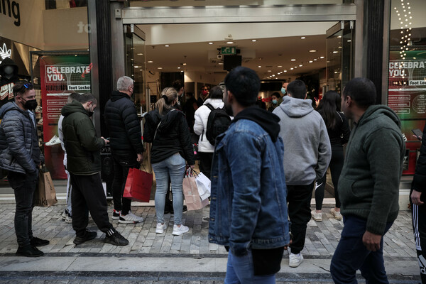 Οι Αθηναίοι βγήκαν για ψώνια: Κοσμοσυρροή στην Ερμού- Ουρές έξω από τα καταστήματα