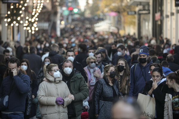 Οι Αθηναίοι βγήκαν για ψώνια: Κοσμοσυρροή στην Ερμού- Ουρές έξω από τα καταστήματα