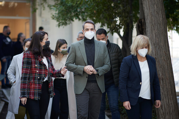 Χριστουγεννιάτικα κάλαντα σε Σακελλαροπούλου, Μητσοτάκη, Τσίπρα -Κάλαντα από παιδιά, βρακοφόροι και κλαρίνα στο Προεδρικό