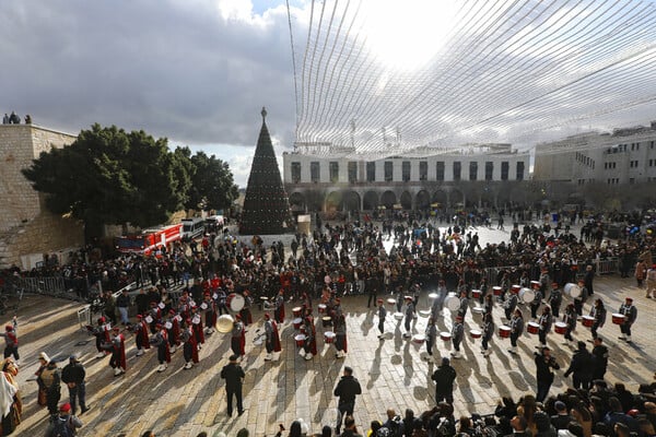 In pictures: World celebrates Christmas