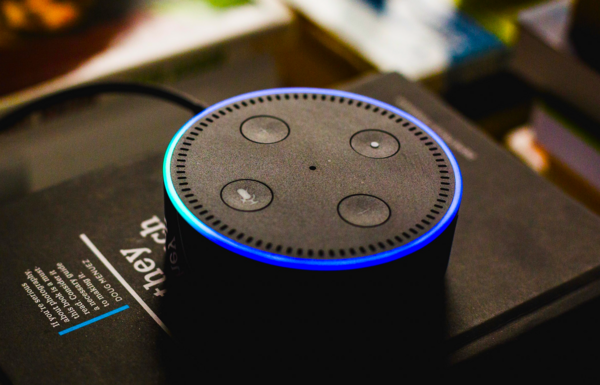 H Amazon «έτρεξε» να διορθώσει την Alexa που προέτρεψε 10χρονη να βάλει με το χέρι της μέταλλο σε πρίζα