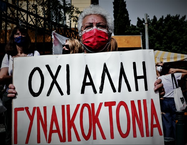 Γιατί γυναικοκτονία κι όχι ανθρωποκτονία; Τα 17 εγκλήματα τού 2021 με θύματα γυναίκες είναι μια απάντηση 