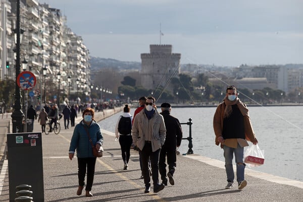 Κόσμος περπατά στη Θεσσαλονίκη