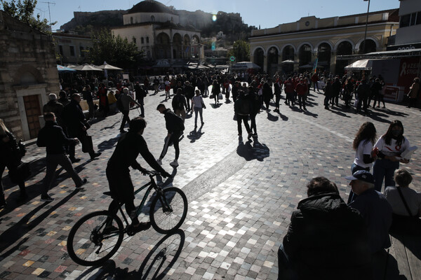 Κόσμος στο Μοναστηράκι