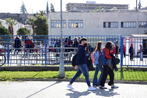 Σχολεία: Κουδούνι τη Δευτέρα με τρεις αλλαγές στο πρωτόκολλο- Τι ισχύει για μαθητές και εκπαιδευτικούς