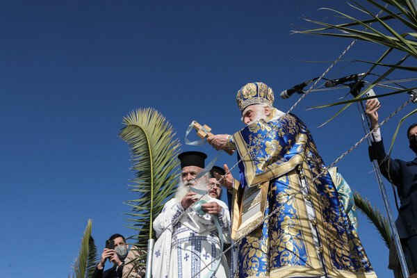 Θεοφάνεια: Η ρίψη του Τιμίου Σταυρού στη σκιά της μετάλλαξης Όμικρον