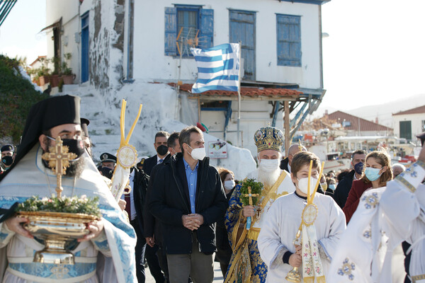 Θεοφάνεια: Η ρίψη του σταυρού στη σκιά της μετάλλαξης Όμικρον