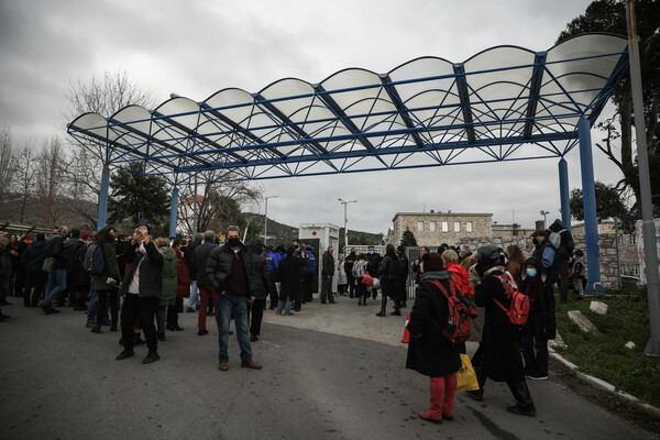 Διαμαρτυρία υγειονομικών στο Παίδων Πεντέλης, το ΠΑΜΕ διαμαρτύρεται για τα ΜΑΤ