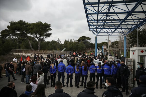 Διαμαρτυρία υγειονομικών στο Παίδων Πεντέλης, το ΠΑΜΕ διαμαρτύρεται για τα ΜΑΤ