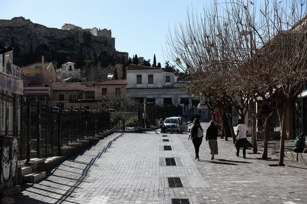 Πεζοί στο Μοναστηράκι