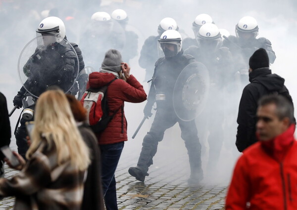 Βρυξέλλες: 50 χιλ. διαδηλωτές κατά των μέτρων- ΗΕΕ καταδικάζει την επίθεση σε εγκαταστάσεις της ΕΥΕΔ