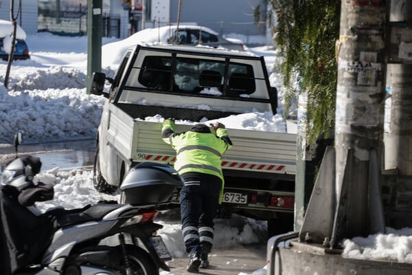 Κακοκαιρία «Ελπίς»: Αποκλεισμένοι δρόμοι σε γειτονιές της Αθήνας, θαμμένα τα αυτοκίνητα για 3η μέρα