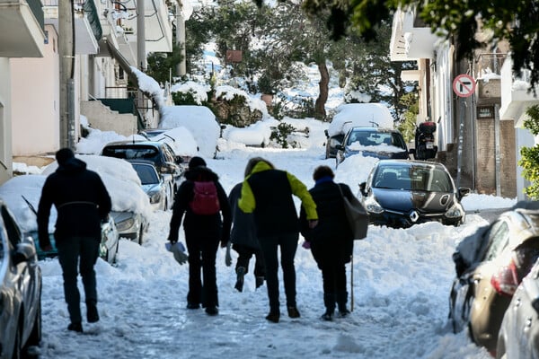 Κακοκαιρία «Ελπίς»: Αποκλεισμένοι δρόμοι σε γειτονιές της Αθήνας, θαμμένα τα αυτοκίνητα για 3η μέρα