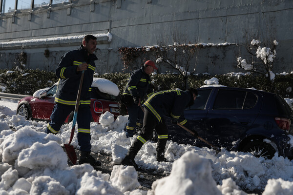 Πυροσβέστες φτυαρίζουν στην Αττική οδό