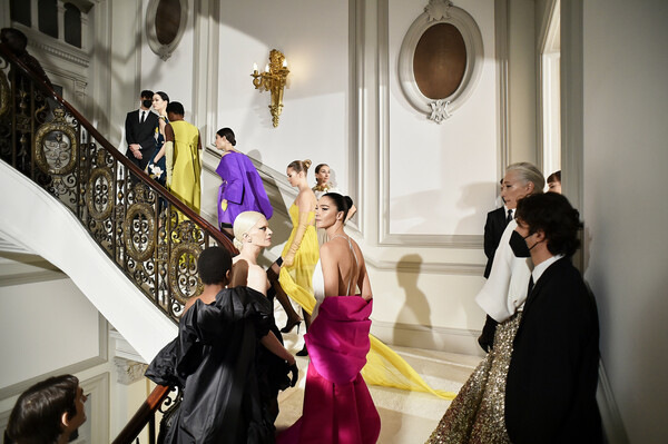 Valentino Spring 2022 Couture: Το τελευταίο οχυρό στερεοτυπικής ομορφιάς μόλις καταρρίφθηκε