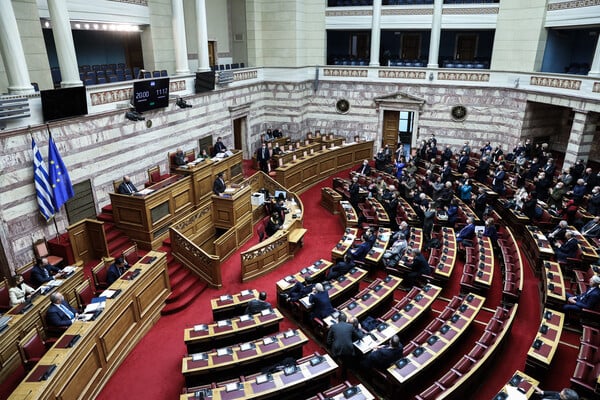 Πρόταση μομφής: «Πυρά» από την αντιπολίτευση κατά της κυβέρνησης - Οι τοποθετήσεις των αρχηγών