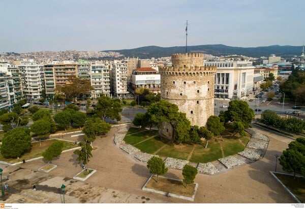 Θεσσαλονίκη: Επίθεση με γκαζάκια σε γραφείο δικηγόρου και στο σπίτι ενός εμπλεκόμενου στην υπόθεση βιασμού