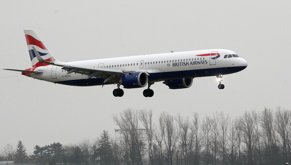 Αεροπλάνο της British Airways πασχίζει να προσγειωθεί στο Χίθροου, εν μέσω ισχυρών ανέμων