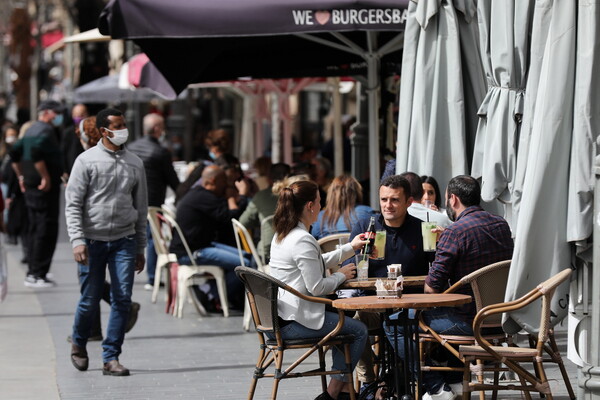 Το Ισραήλ χαλαρώνει τη χρήση υγειονομικού πάσου- Δεν χρειάζεται σε καφέ, μπαρ και εστιατόρια