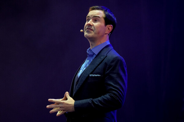 Οργή για σχόλιο του κωμικού Jimmy Carr για το Ολοκαύτωμα σε επεισόδιο του Netflix 