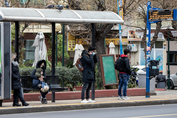 Κόσμος σε στάση λεωφορείου