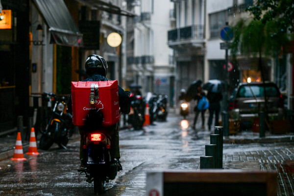 Χαλκίδα: Παραδόθηκε οδηγός που είχε χτυπήσει και εγκαταλείψει διανομέα