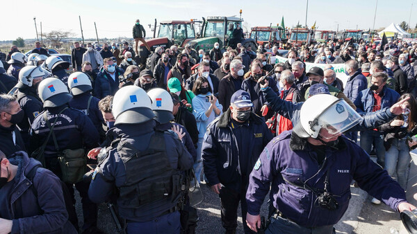 Συμβολικός αποκλεισμός της εθνικής οδού από τους αγρότες στο μπλόκο της Νίκαιας