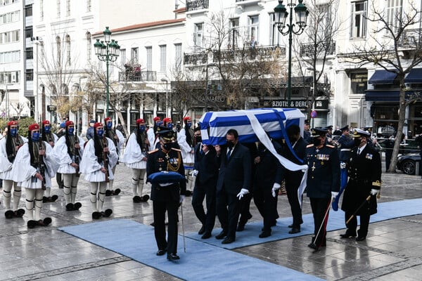 Στη Μητρόπολη Αθηνών η κηδεία του Χρήστου Σαρτζετάκη- Με τιμές αρχηγού κράτους