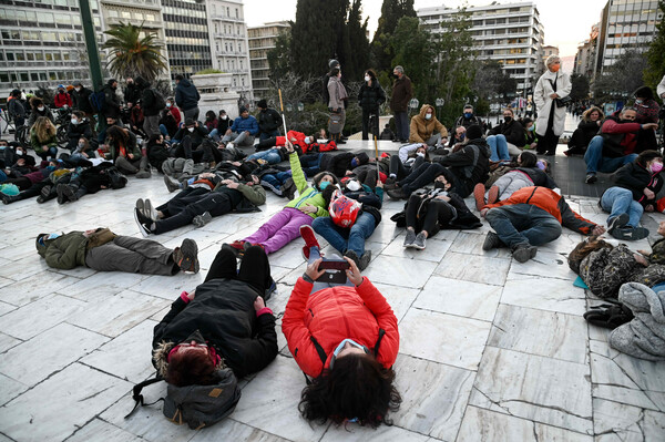 Ορειβάτες και χιονοδρόμοι ξάπλωσαν στο Σύνταγμα- Διαμαρτυρία για τον θάνατο του 21χρονου σκιέρ