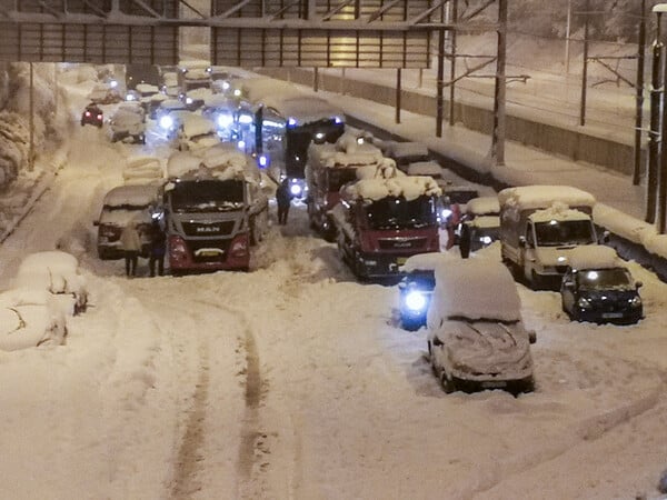 Εγκλωβισμένοι οδηγοί στην Αττική οδό