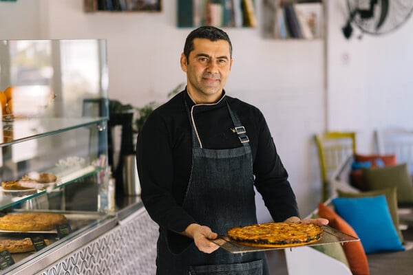 Στο Παλαιό Φάληρο, ένας Μυκονιάτης βγάζει κρεμμυδόπιτα και πλαστό από τα κάρβουνα 